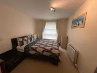 3 Bed Flat - Sleeps 6 - Parking - Wifi - 2-Star