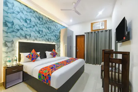 FabHotel VR Residency -1 km to Aiims Отели рядом с достопримечательностью «Храм Йогмайи»