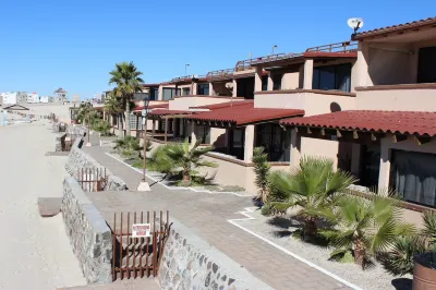 Mid-century Ocean View Apartment Hotel di 