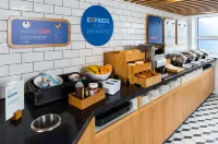 Holiday Inn Express CARDIFF BAY by IHG - Frühstück