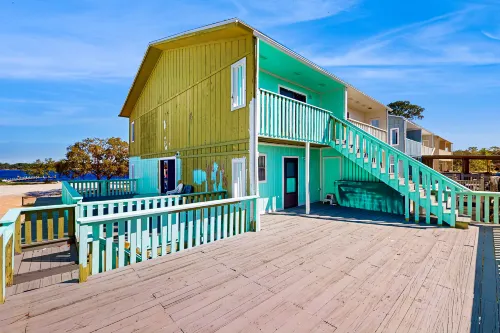 Relaxing retreat with Lake Powell views, dock access, 2 pools, & screened patio Hotels in Bay County