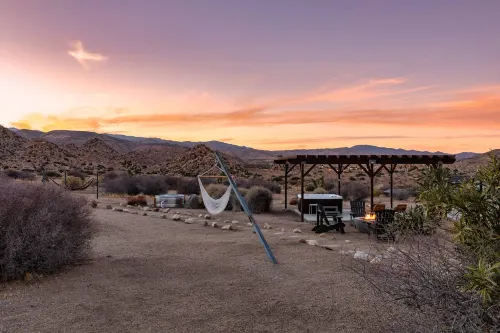 Breathtaking Mountain Views and Cozy Outdoor Oasis - Stylish Retreat Hotels in Pioneertown