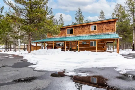3 bed 2 bath Cabin, Pet Friendly, Hot Tub, Sunriver Home Отели в г. Три Риверс