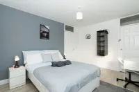 4 Bedrooms-2Bath-Free Parking Hotel di 