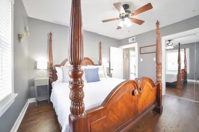 Steps to Southeast Hospital - Fast Wifi - King Bed