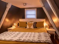 Cozy 2-bedroom Aframe in charming Lake Geneva with a hot tub and fireplace Hotels in Como