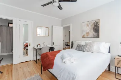 Guest Favorite Getaway in Lakeview Near Wrigley Отели в г. 
