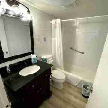 Renovated Oceanfront Condo at Ocean Manor:Private Beach,Tiki Bar,Fort Lauderdale Rooms