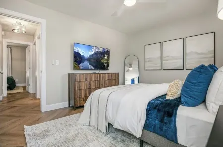 Gorgeous NEW 5-bedroom townhome with AC, WiFi in charming South Bend- walk to ND