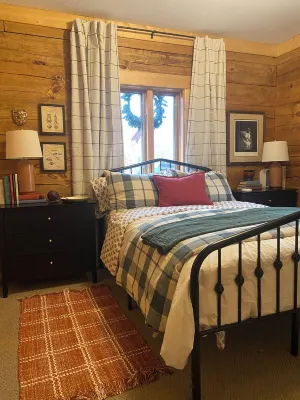 Charming 2 bedroom cabin w/loft on White Ash Lake Hotels in Apple River