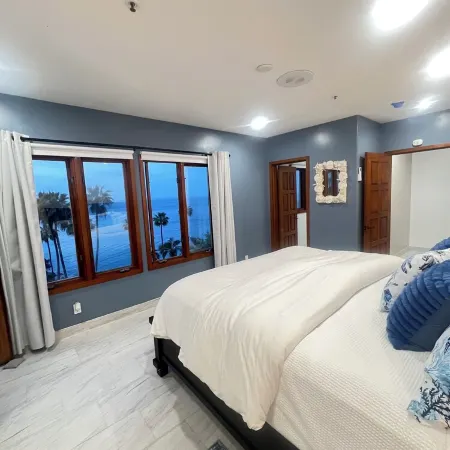 Catalina Honeymoon adventure, 1-bedroom 2 baths with A/C and golf car!