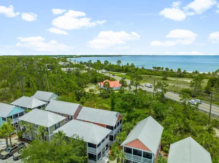 Pet Friendly Beach House - Sandy Toes by Panhandle Getaways