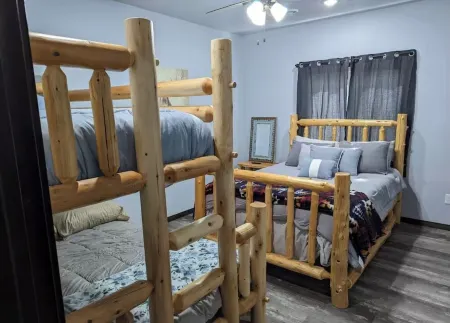 Charming 3-bedroom house with WiFi, AC minutes from Lake Oahe/ 3 stall garage