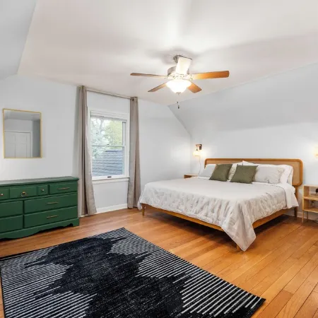 The University House King Beds+Fast WIFI+W/D