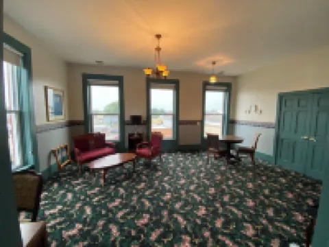 Decker Hotel & Bar