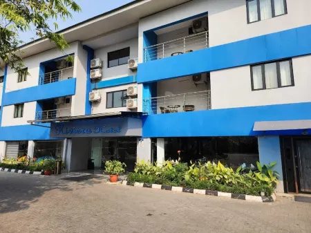 Riviera Suites Отели рядом с достопримечательностью «Landmark Serviced Office»