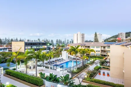 The Village Holiday Apartments at Burleigh Heads Отели рядом с достопримечательностью «Парк Джон Лос»