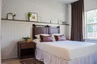 3 Bed. Downtown Designer Den w/ WiFi & AC in Amazing Greer NEAR AIRPORT