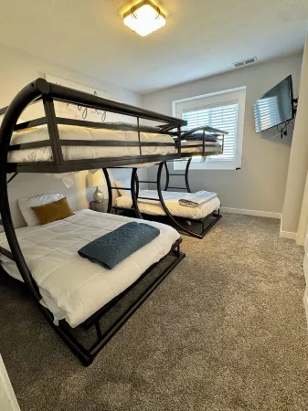 Spacious 5-BR Home. Pool Table, Air Hockey, TVs in Every Room, & Outdoor Dining