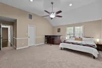 Near Downtown Cary and Raleigh - 5 room King beds, walking distance to Bond Park