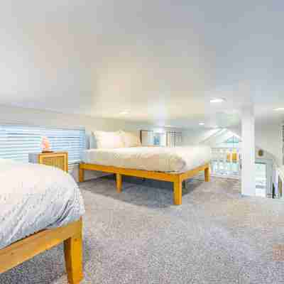Rainforest Tiny Home Retreat: Boho Rooms