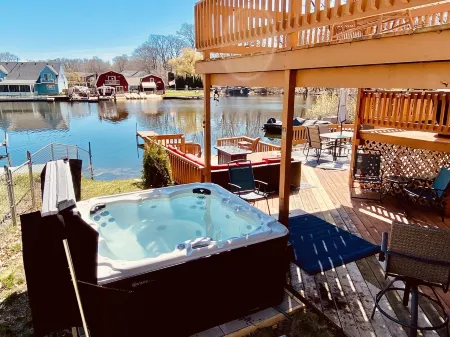 Newly remodeled LAKE HOUSE with HOT TUB, Game Room, Large DECK on PAW PAW LAKE