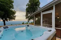 Quiet Mountaintop Vista w/ Hot tub and Fire pit