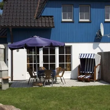 First-class semi-detached house (2009), around 90sqm, 200m from beach