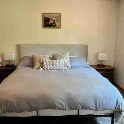 Charming home w/jacuzzi, hiking trails, games, near sandy beaches in Bass Lake! Rooms