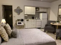 WARM MINERAL SPRINGS MODERN WATERFRONT STUDIO