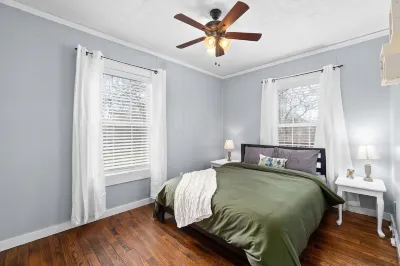 2 Bedroom with Office Space Close to Downtown Hotels near Allnite Glass, Clarksville TN