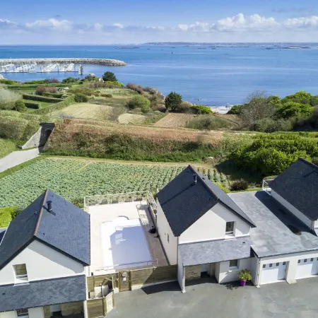Villa with sea view and heated pool (in season)