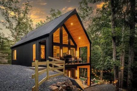 Luxe, Dogsok, Sauna,Hot Tub, FirePit, Bocce, GameRoom! Minutes to Bryce!