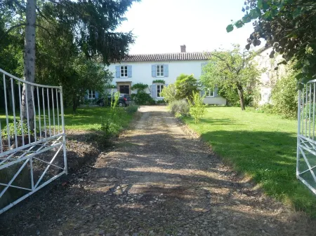 SPACIEUSE ET BELLE maison 4ch 4sdb, piscine privee, grand jardin Internet et TV Отели в г. Эстамп