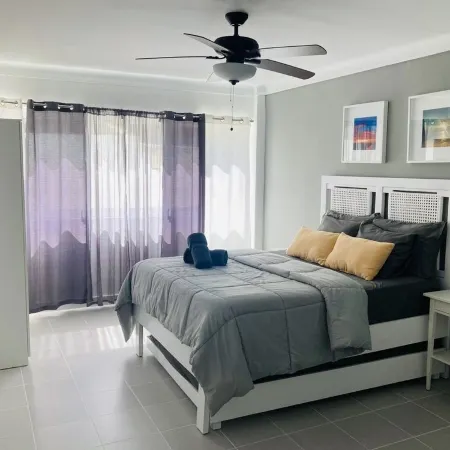 Beautiful 2 bedroom unit, free wifi, pool 3 minutes walk from beach