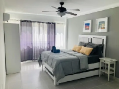 Beautiful 2 bedroom unit, free wifi, pool 3 minutes walk from beach