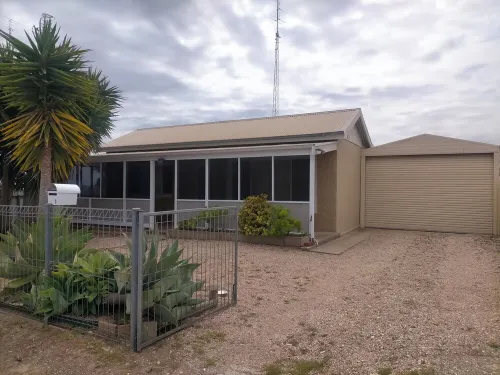 Well equipped family holiday house. Close to the beach, shops and playgrounds.