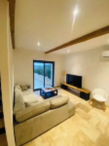 Magnificent 9-person house close to town center.