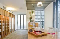 2 bedroom luxury apartment minutes from the beach.