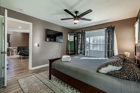 Adorable 1-bedroom home w/ Full Kitchen & Parking - Sleeps 4 Отели рядом с достопримечательностью «Harry P Leu Gardens»