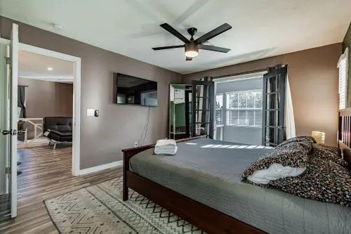 Adorable 1-bedroom home w/ Full Kitchen & Parking - Sleeps 4