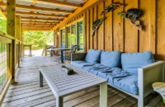 Romantic Red River Gorge Cabin w/ Hot Tub, Pond Views & Dog Friendly