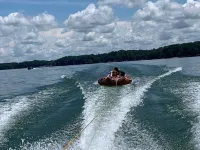 Lakehouse on Hartwell. Peace & quiet. Fish, grill, kayaks & more. Hotels in Stephens County