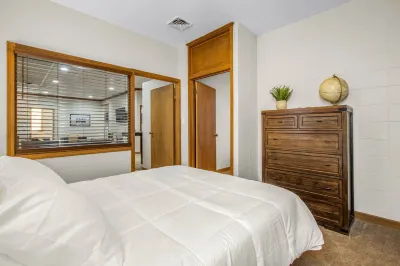 15 Min from Campus! Large 4BR Perfect for Groups! Hotels in der Nähe von Roxie's Manhattan