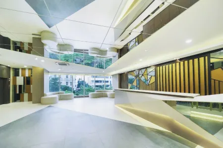 Grand Whiz Hotel Praxis Surabaya Отели в г. Сурабая