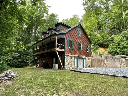 Secluded Cabin near Great Smoky Mts, Game room