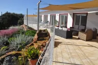 Villa 5 ch, 6 s. b., air conditioning, heated swimming pool, garden, fitness, bird watching. Hotels in Silves
