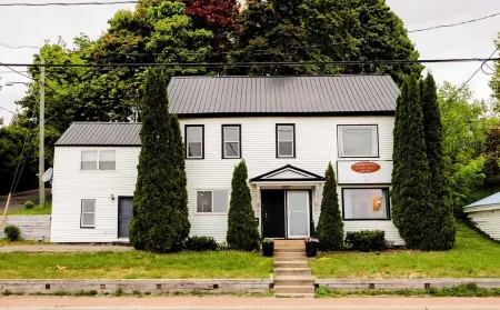 River View by the Border, stylish cozy centrally located in downtown St Stephen!