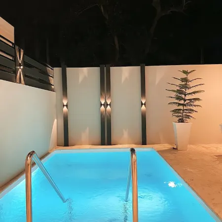 Sea Renity: Luxe Villa, Pool, 4 Min Drive to Beach