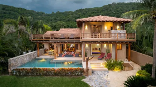 Beautiful Beach front home with 3 bedrooms and 3 1/2 bathrooms. - 泳池